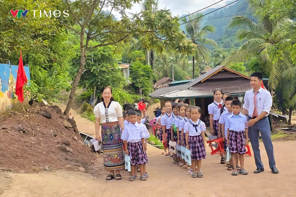 Học sinh Nghệ An băng suối, vượt rừng đến trường tham gia khai giảng - Ảnh 4.
