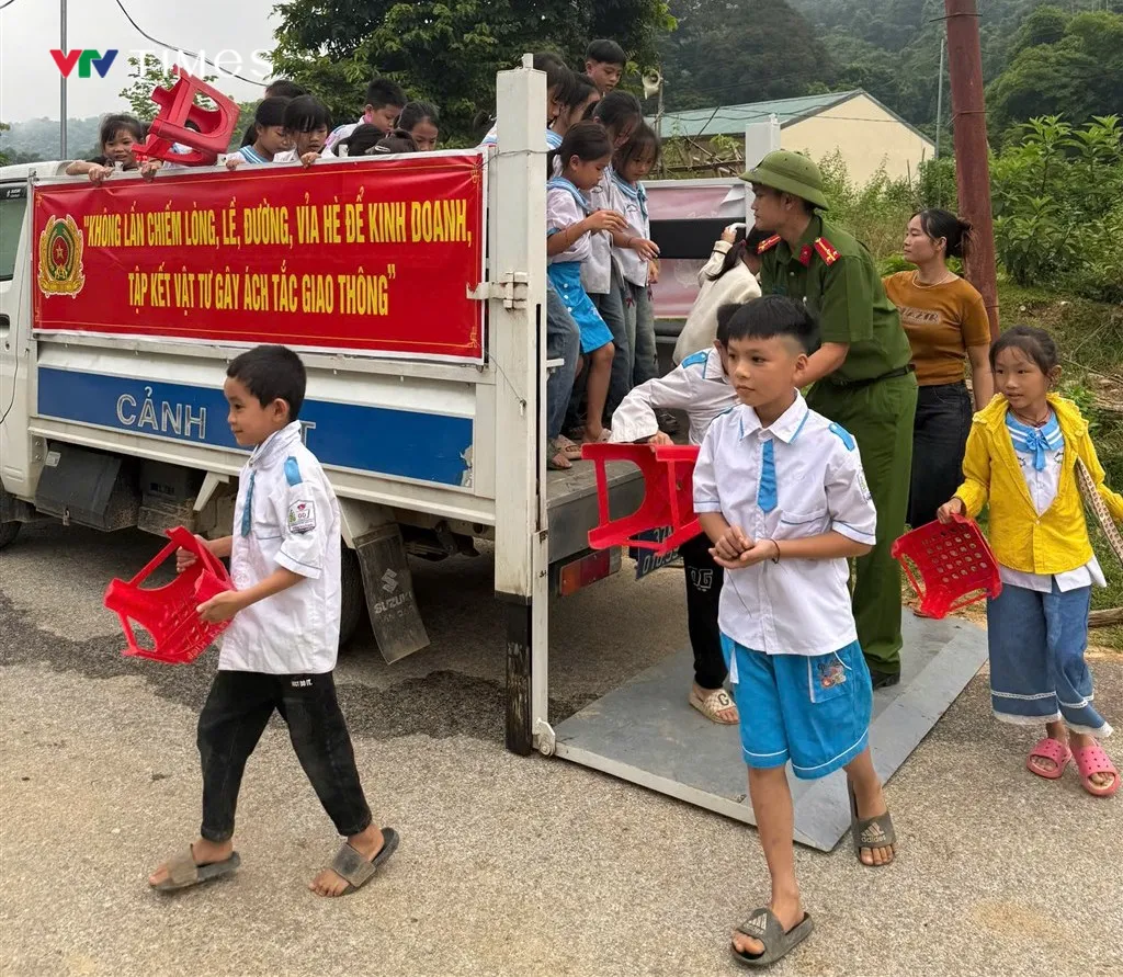 Học sinh Nghệ An băng suối, vượt rừng đến trường tham gia khai giảng - Ảnh 2.