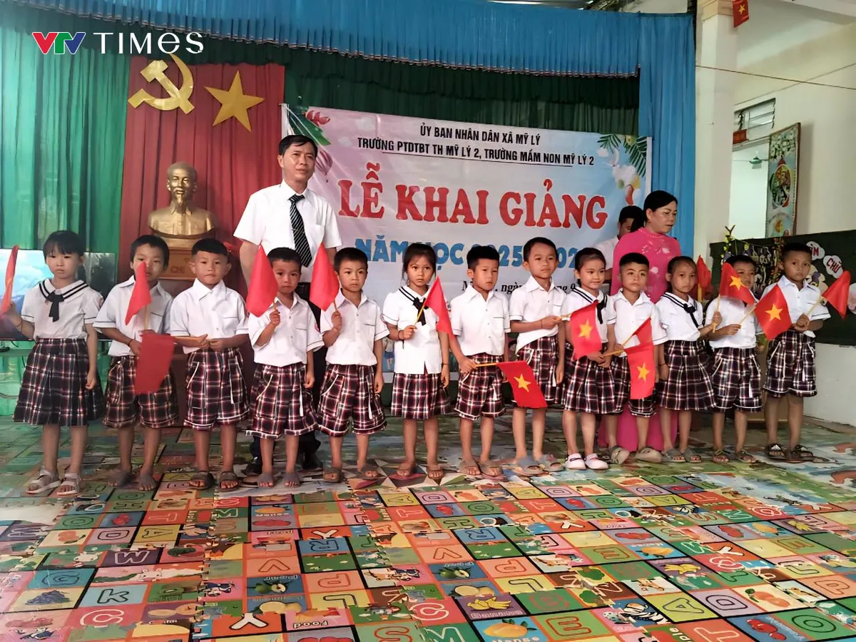 Học sinh Nghệ An băng suối, vượt rừng đến trường tham gia khai giảng - Ảnh 3.