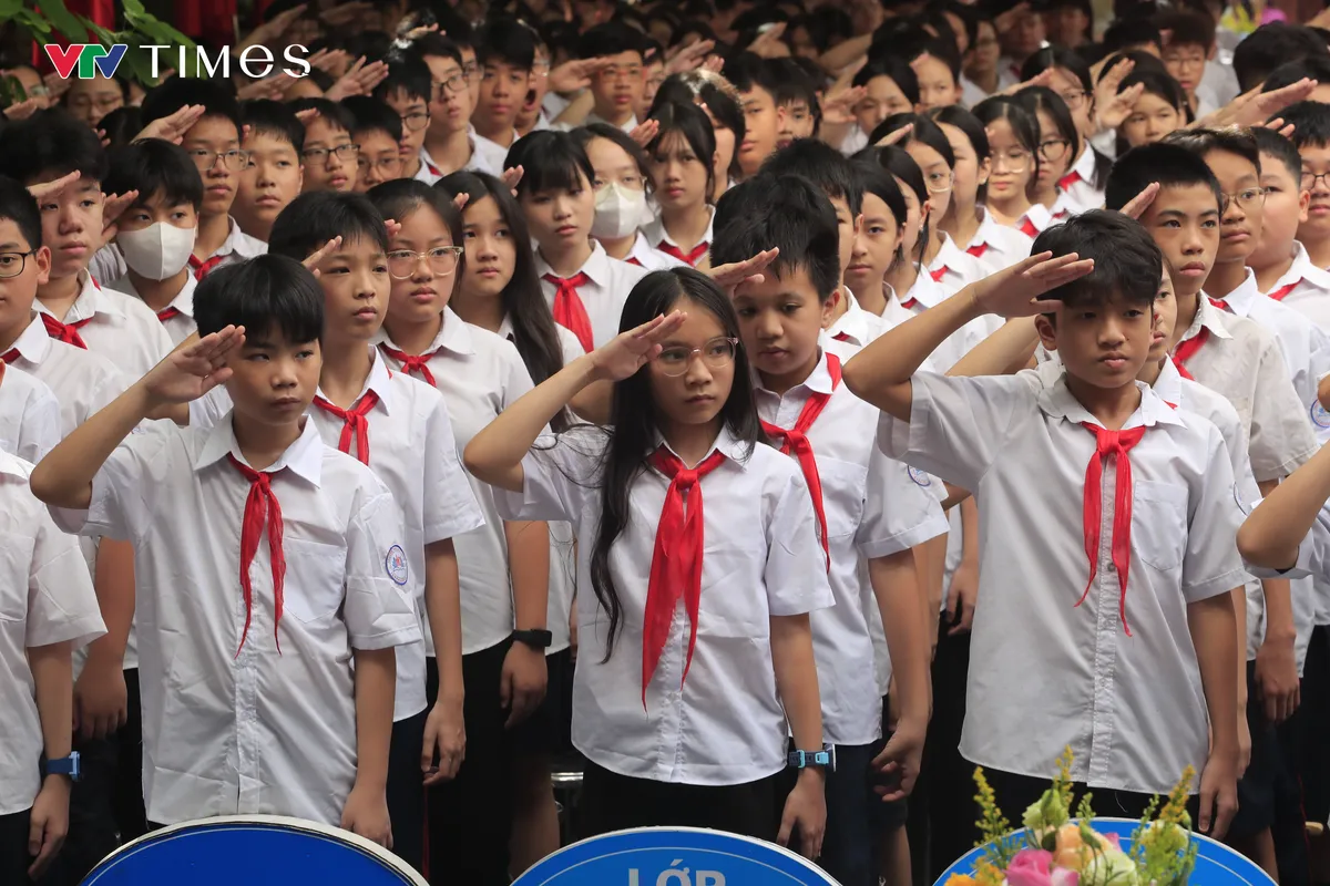 Gần 2,3 triệu học sinh Hà Nội hân hoan bước vào năm học mới- Ảnh 1. Gần 2,3 triệu học sinh Hà Nội hân hoan bước vào năm học mới- Ảnh 1.