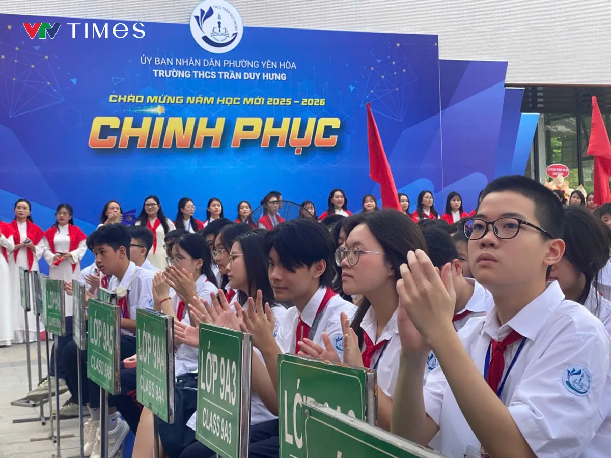 Gần 2,3 triệu học sinh Hà Nội hân hoan bước vào năm học mới- Ảnh 11. Gần 2,3 triệu học sinh Hà Nội hân hoan bước vào năm học mới- Ảnh 11.