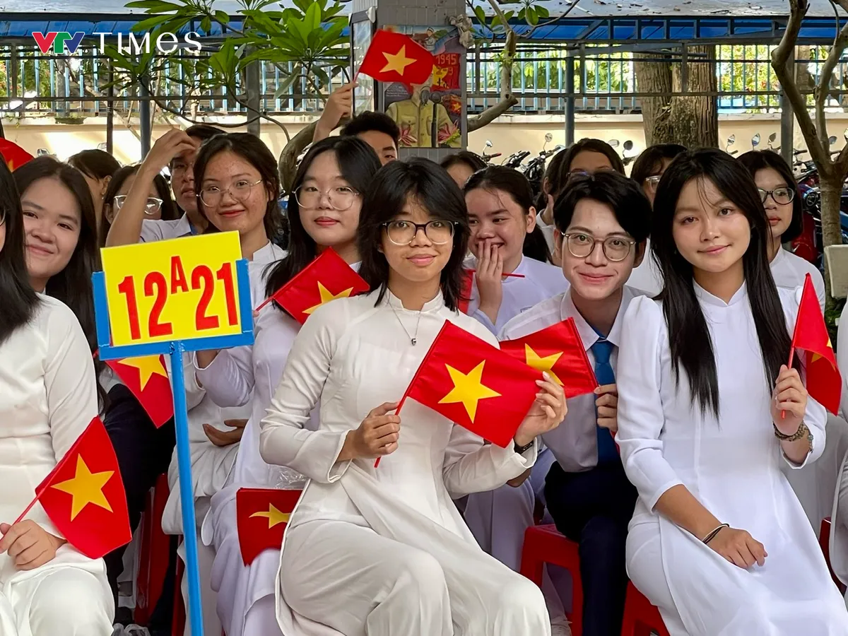 Cấm nhà trường thu tiền hoạt động giáo dục tăng cường - Ảnh 1.