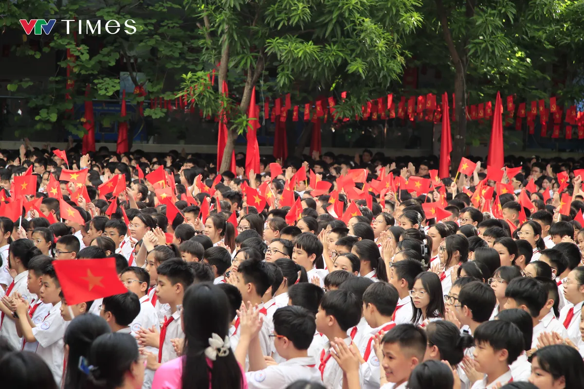 Gần 2,3 triệu học sinh Hà Nội hân hoan bước vào năm học mới- Ảnh 3. Gần 2,3 triệu học sinh Hà Nội hân hoan bước vào năm học mới- Ảnh 3.