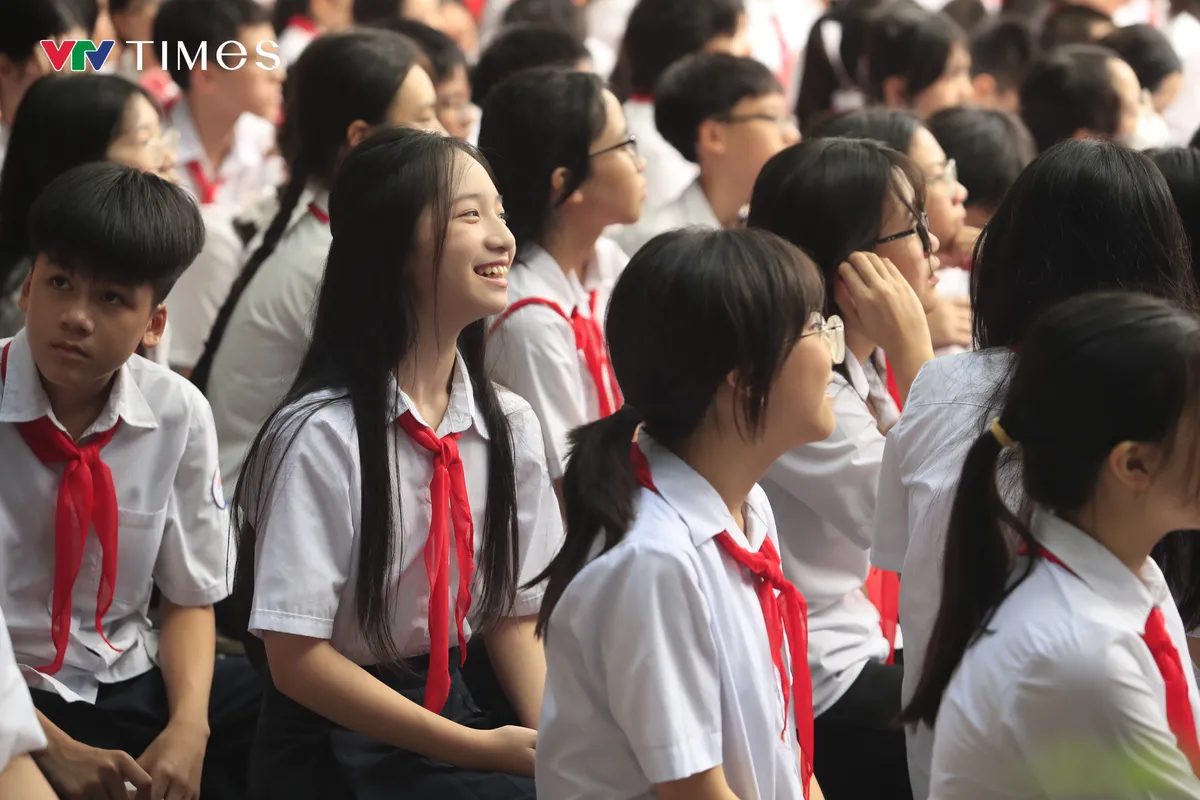 Gần 2,3 triệu học sinh Hà Nội hân hoan bước vào năm học mới- Ảnh 5. Gần 2,3 triệu học sinh Hà Nội hân hoan bước vào năm học mới- Ảnh 5.