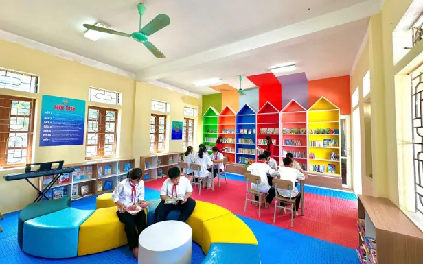 “Thư viện Niềm vui” tại hai trường ở Con Cuông được thiết kế rực rỡ sắc màu, trưng bày nhiều đầu sách phong phú và hấp dẫn.  “Thư viện Niềm vui” tại hai trường ở Con Cuông được thiết kế rực rỡ sắc màu, trưng bày nhiều đầu sách phong phú và hấp dẫn.