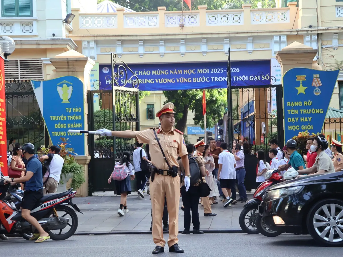 Hà Nội bảo đảm an toàn giao thông trong ngày khai giảng năm học mới - Ảnh 4.