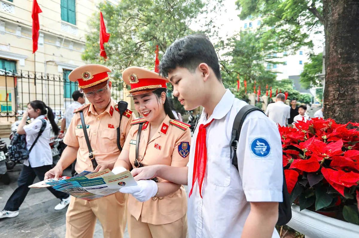 Hà Nội bảo đảm an toàn giao thông trong ngày khai giảng năm học mới - Ảnh 3.