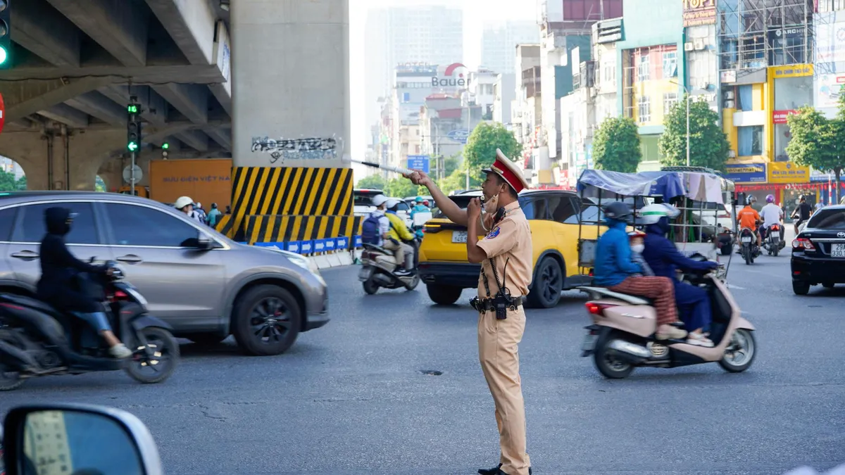 Hà Nội bảo đảm an toàn giao thông trong ngày khai giảng năm học mới - Ảnh 6.