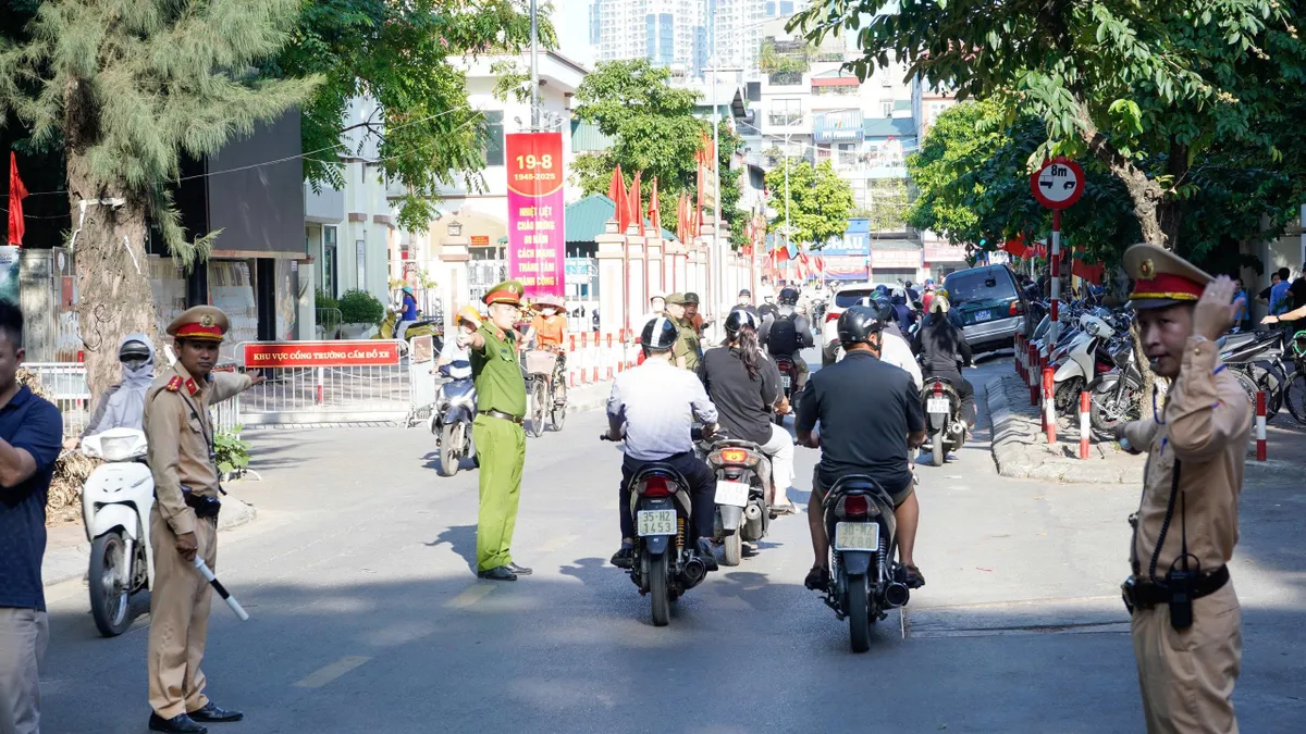 Hà Nội bảo đảm an toàn giao thông trong ngày khai giảng năm học mới - Ảnh 2.