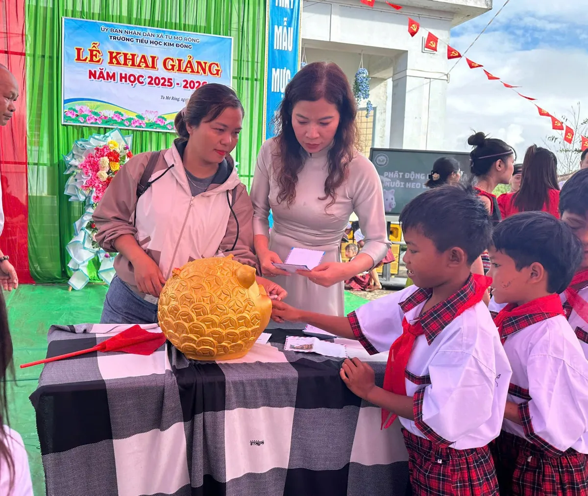 Học sinh vùng cao Tây Nguyên hân hoan chào đón năm học mới- Ảnh 5. Học sinh vùng cao Tây Nguyên hân hoan chào đón năm học mới- Ảnh 5.