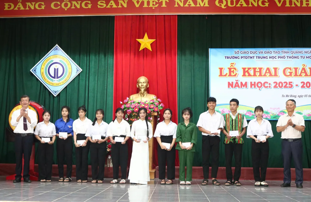Học sinh vùng cao Tây Nguyên hân hoan chào đón năm học mới- Ảnh 3. Học sinh vùng cao Tây Nguyên hân hoan chào đón năm học mới- Ảnh 3.