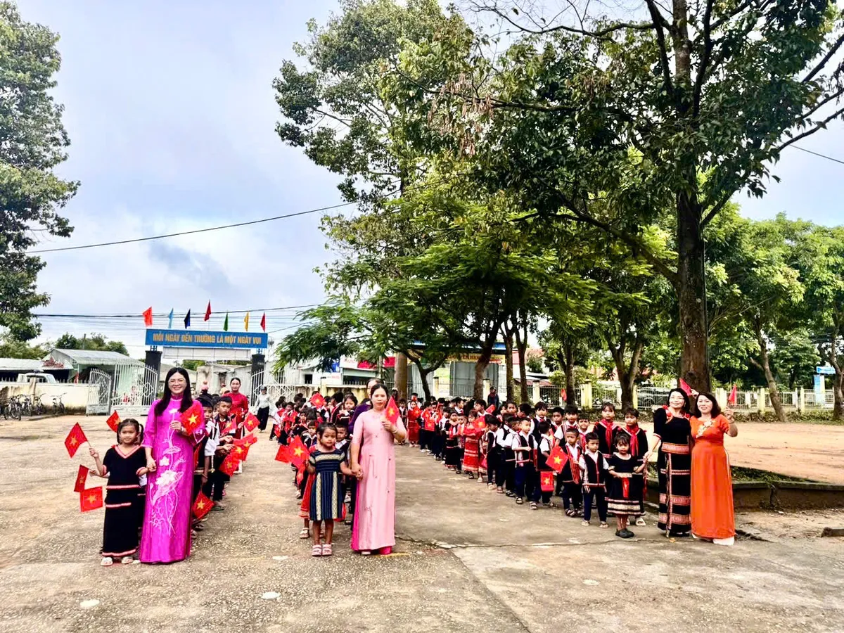 Học sinh vùng cao Tây Nguyên hân hoan chào đón năm học mới- Ảnh 1. Học sinh vùng cao Tây Nguyên hân hoan chào đón năm học mới- Ảnh 1.