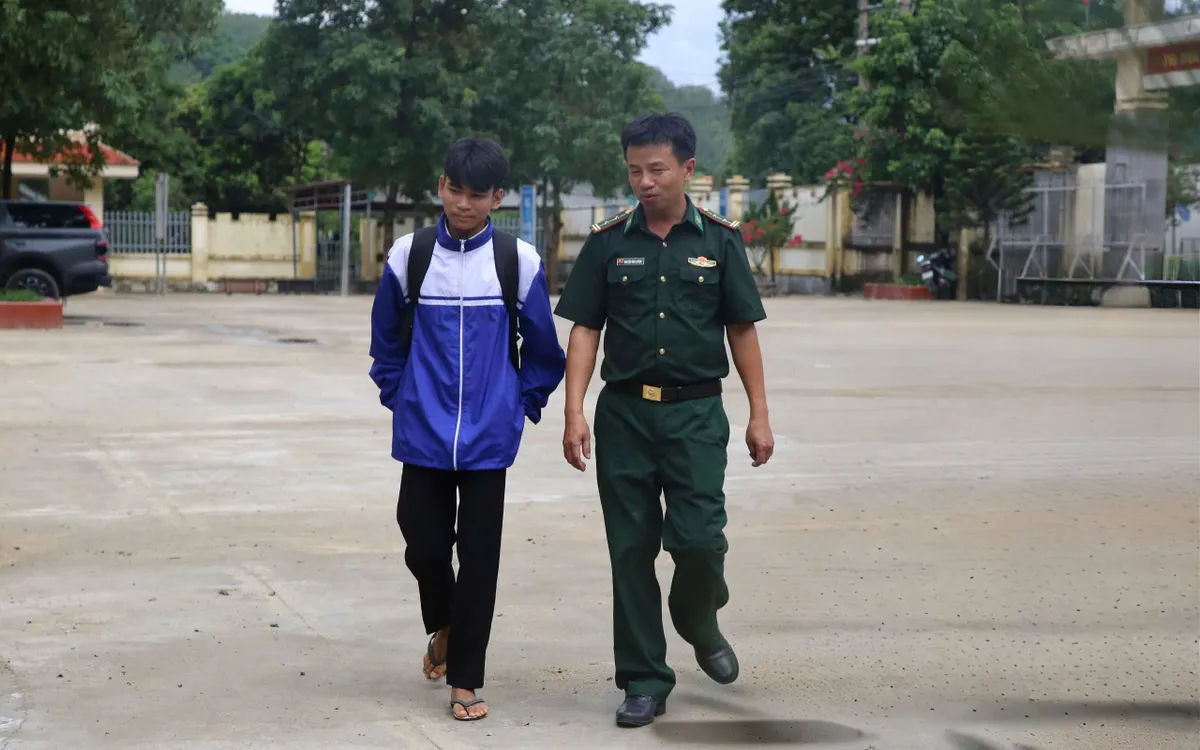 Em Hồ Cu Ba được các chiến sĩ biên phòng Đồn Biên Phòng Cha Lo đưa đến trường nhận lớp Em Hồ Cu Ba được các chiến sĩ biên phòng Đồn Biên Phòng Cha Lo đưa đến trường nhận lớp