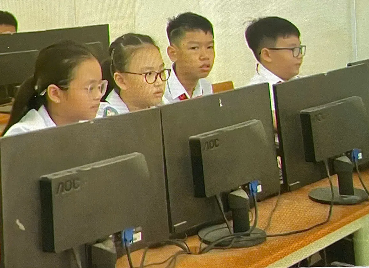 Cận thị học đường - những lưu ý khi vào năm học mới - Ảnh 2.