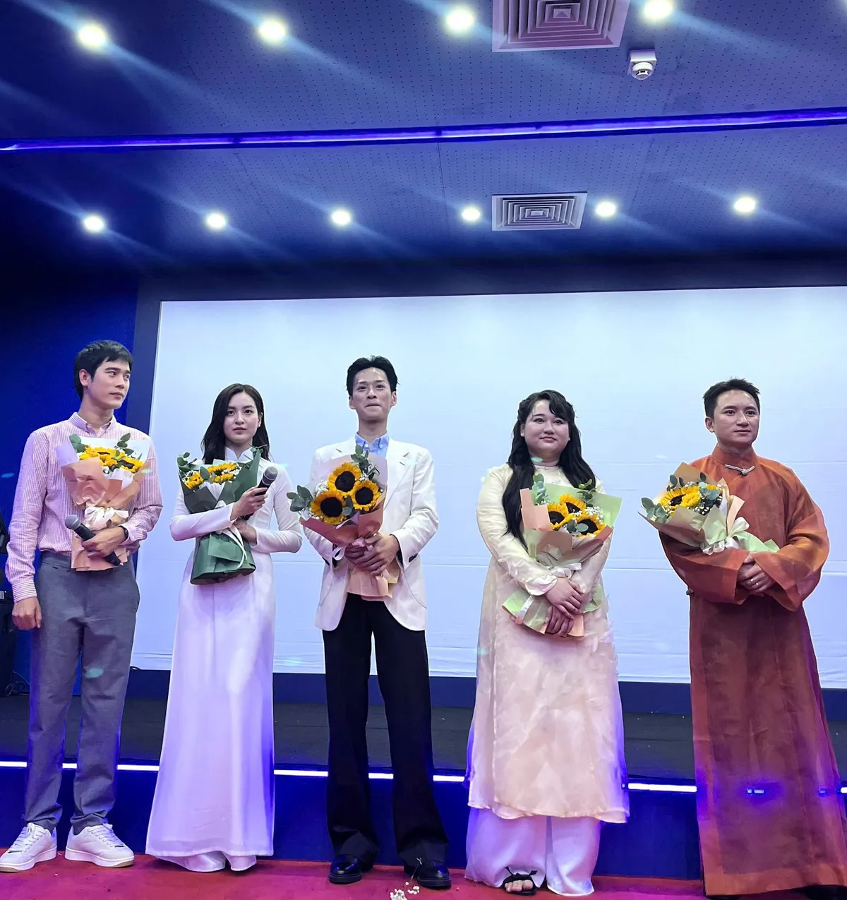 Dàn diễn viên 'Mắt biếc' tái ngộ đầy cảm xúc sau 6 năm - Ảnh 1.