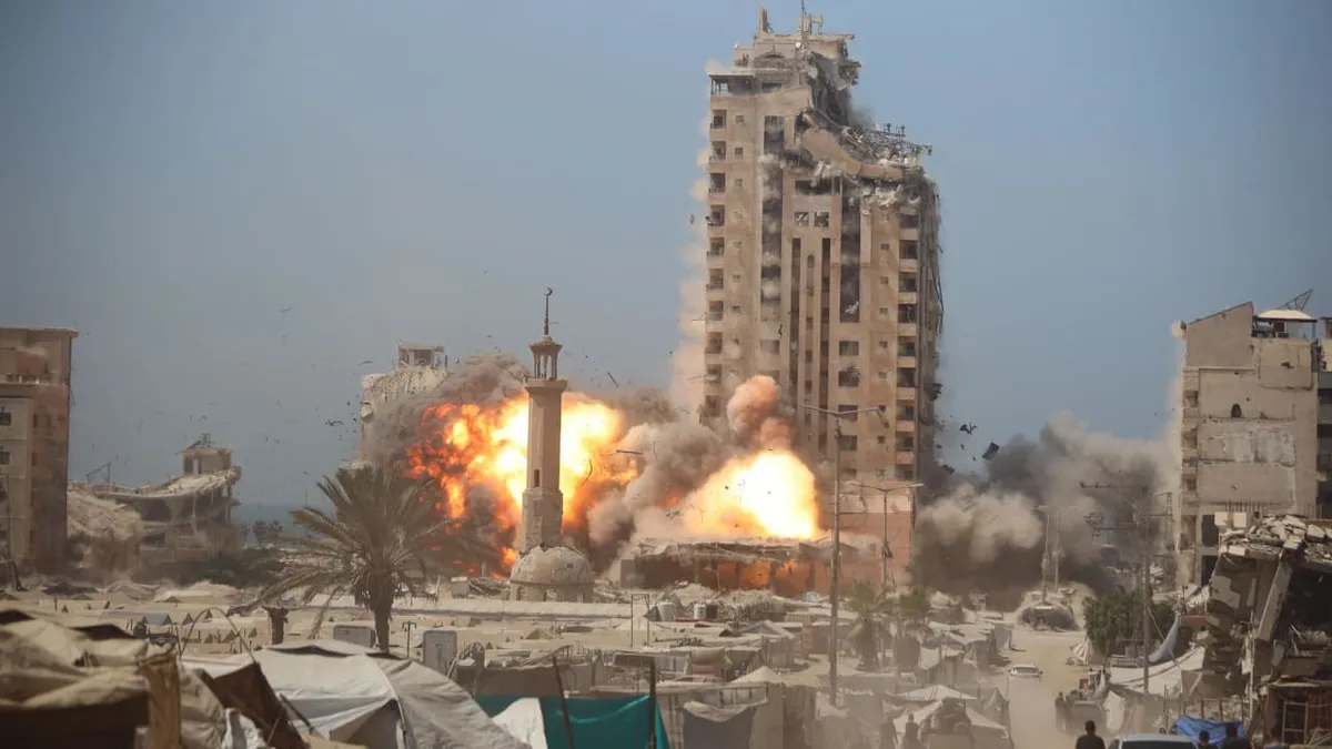 Israel không kích tòa tháp ở thành phố Gaza, đẩy mạnh chiến dịch tấn công- Ảnh 1. Israel không kích tòa tháp ở thành phố Gaza, đẩy mạnh chiến dịch tấn công- Ảnh 1.