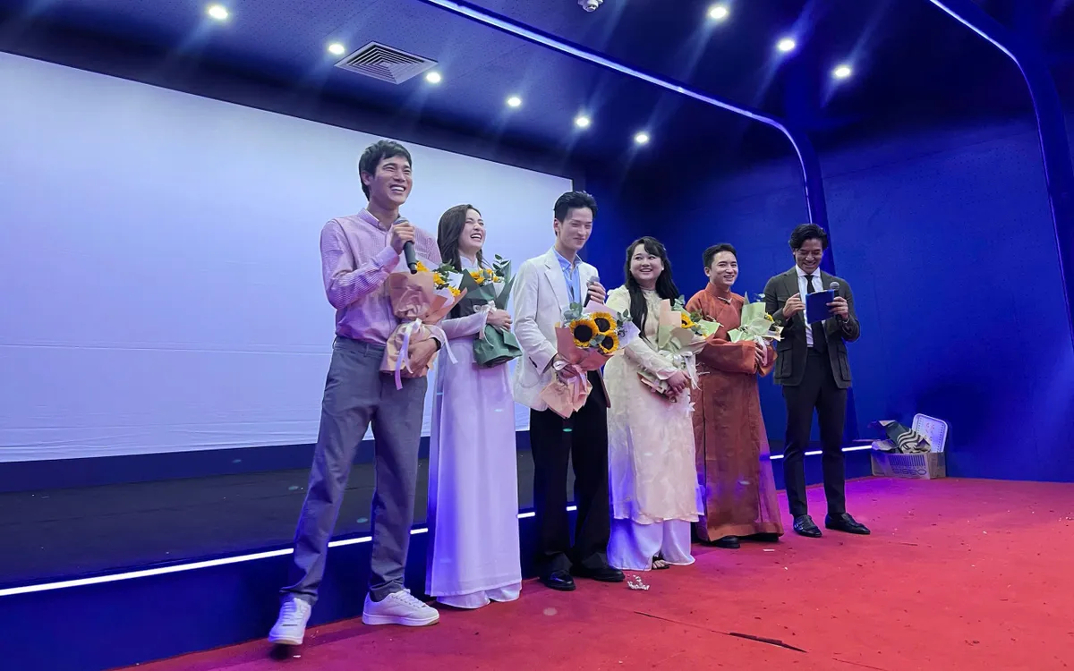 Dàn diễn viên "Mắt biếc" tái ngộ nhiều cảm xúc (Ảnh: Cục Điện ảnh) Dàn diễn viên "Mắt biếc" tái ngộ nhiều cảm xúc (Ảnh: Cục Điện ảnh)