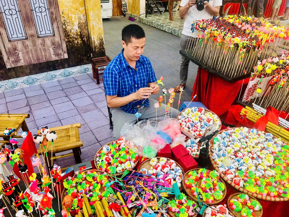 Giới trẻ trải nghiệm làng nghề tại sự kiện "Không gian Truyền thống và Sáng tạo Hà Nội 2025" - Ảnh 1.