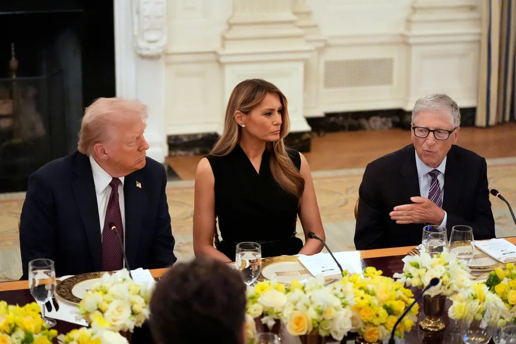 Tổng thống Donald Trump cảnh báo sẽ áp thuế sản phẩm bán dẫn "rất sớm" - Ảnh 1.
