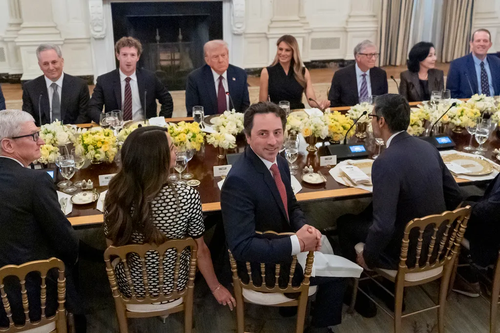 Tổng thống Donald Trump cảnh báo sẽ áp thuế sản phẩm bán dẫn "rất sớm" - Ảnh 2.