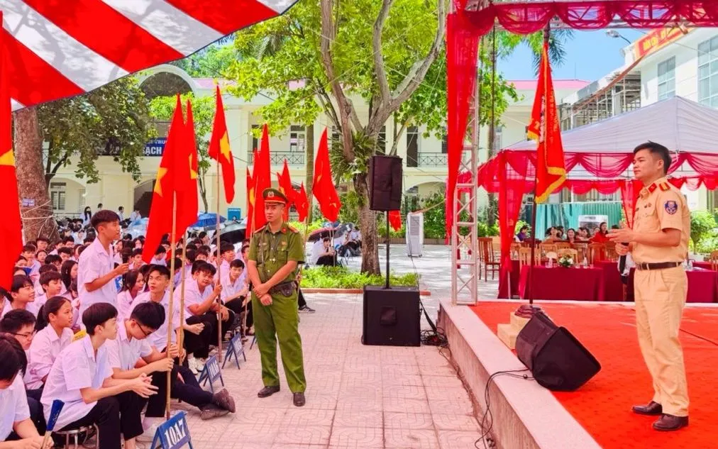 Trang bị kiến thức an toàn giao thông cho học sinh từ đầu năm học Trang bị kiến thức an toàn giao thông cho học sinh từ đầu năm học