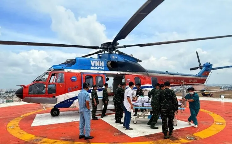 Trực thăng hạ cánh tại Bệnh viện Quân y 175, bàn giao bệnh nhân cho Bệnh viện cấp cứu, điều trị kịp thời. Ảnh: Báo QĐND  Trực thăng hạ cánh tại Bệnh viện Quân y 175, bàn giao bệnh nhân cho Bệnh viện cấp cứu, điều trị kịp thời. Ảnh: Báo QĐND