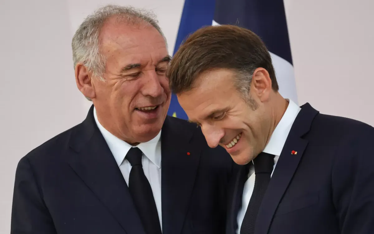 Thủ tướng Pháp François Bayrou (bên trái) và Tổng thống Emmanuel Macron (Ảnh: AP) Thủ tướng Pháp François Bayrou (bên trái) và Tổng thống Emmanuel Macron (Ảnh: AP)