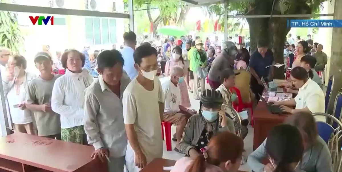 TP Hồ Ch&iacute; Minh gửi qu&agrave; Tết Độc lập đến tận nh&agrave; - Ảnh 1.