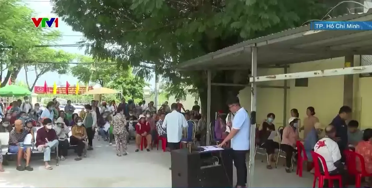 TP Hồ Ch&iacute; Minh gửi qu&agrave; Tết Độc lập đến tận nh&agrave; - Ảnh 2.