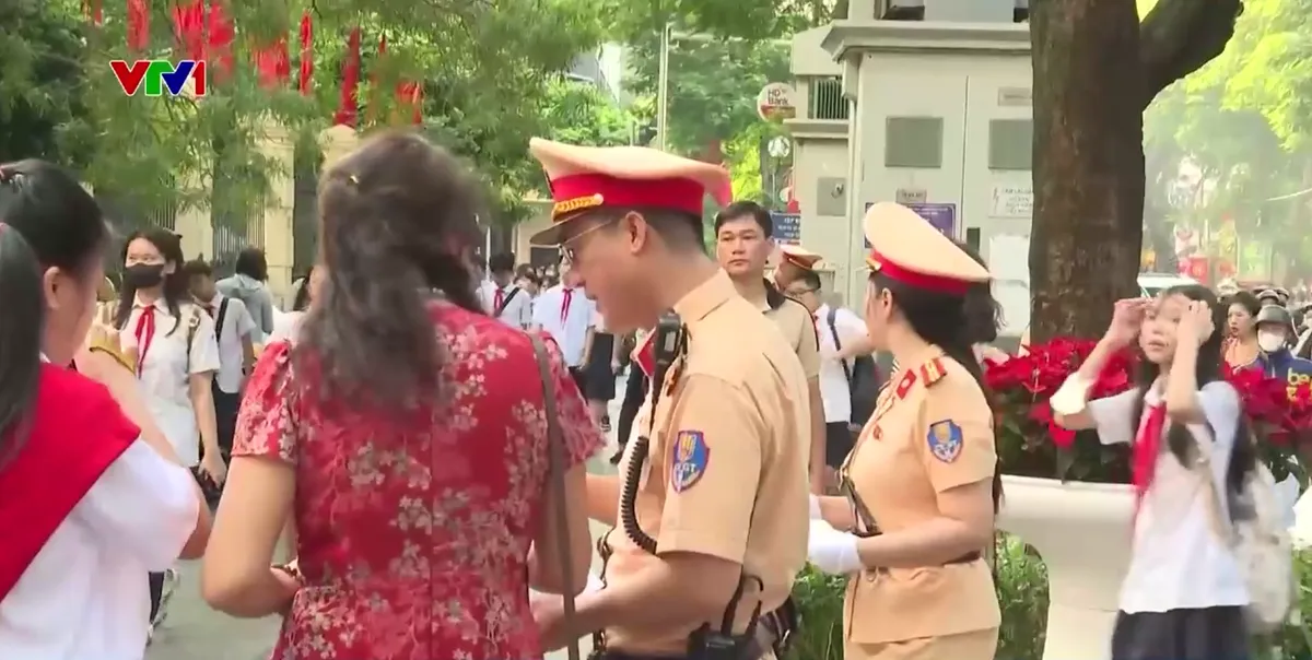 Kéo giảm ùn tắc giao thông trước cổng trường học - Ảnh 1.