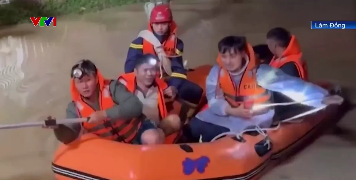 Lâm Đồng, Gia Lai ngập nặng do mưa lớn - Ảnh 1.