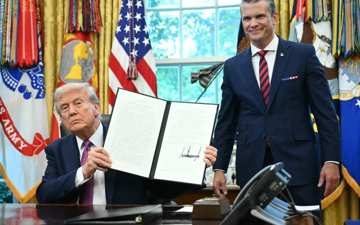 Tổng thống Mỹ Donald Trump đã ký một sắc lệnh hành pháp nhằm tái định danh Bộ Quốc phòng Hoa Kỳ thành Bộ Chiến tranh Tổng thống Mỹ Donald Trump đã ký một sắc lệnh hành pháp nhằm tái định danh Bộ Quốc phòng Hoa Kỳ thành Bộ Chiến tranh