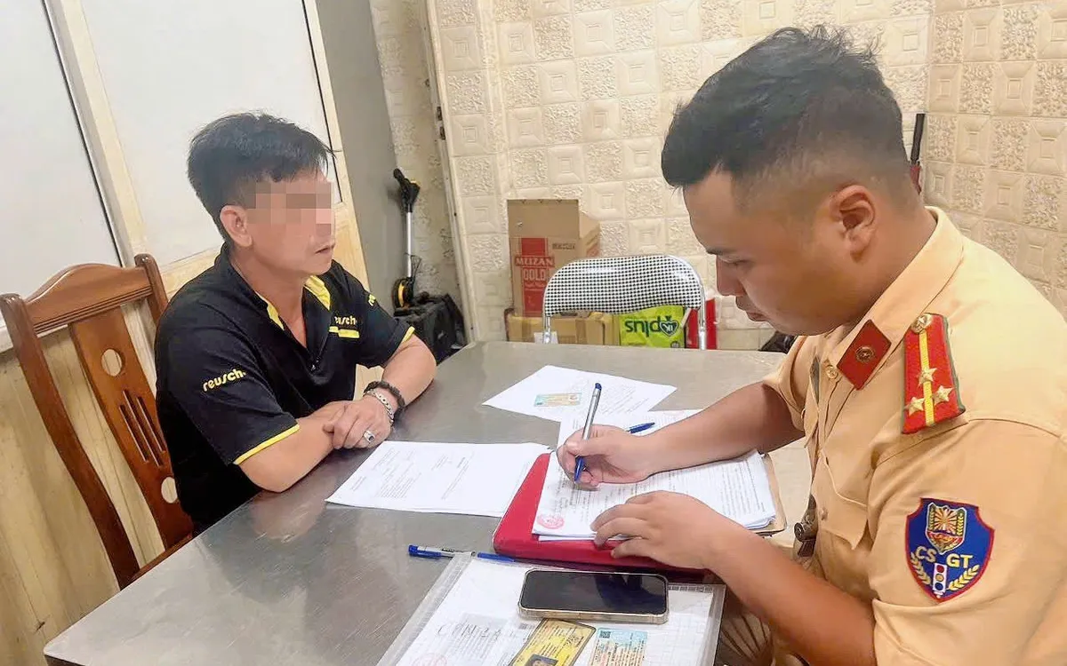 Người điều khiển xe tải làm việc tại cơ quan Công an. Người điều khiển xe tải làm việc tại cơ quan Công an.