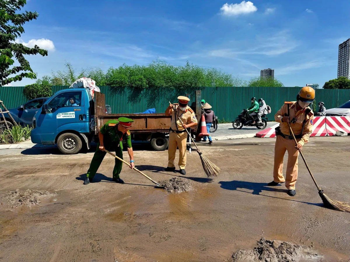 Hà Nội: Xử phạt tài xế xe tải để dầu diesel tràn xuống đường gây mất an toàn giao thông - Ảnh 2.