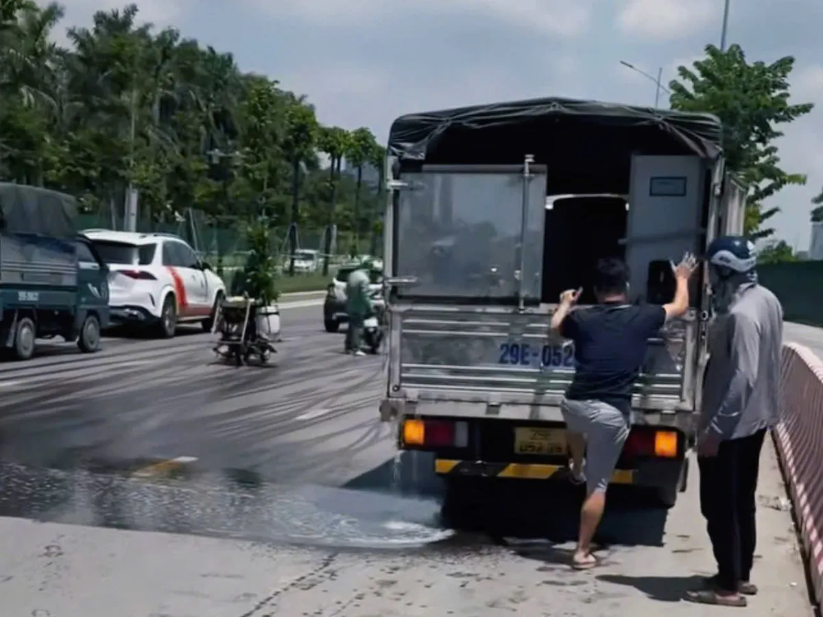 Hà Nội: Xử phạt tài xế xe tải để dầu diesel tràn xuống đường gây mất an toàn giao thông - Ảnh 1.