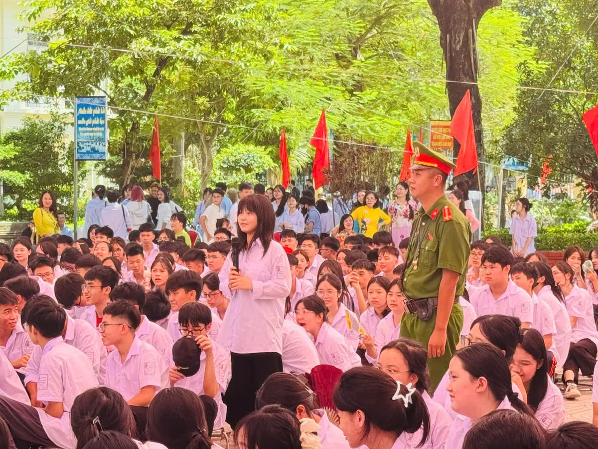 CSGT Hà Nội đẩy mạnh tuyên truyền pháp luật về trật tự, an toàn giao thông - Ảnh 2.