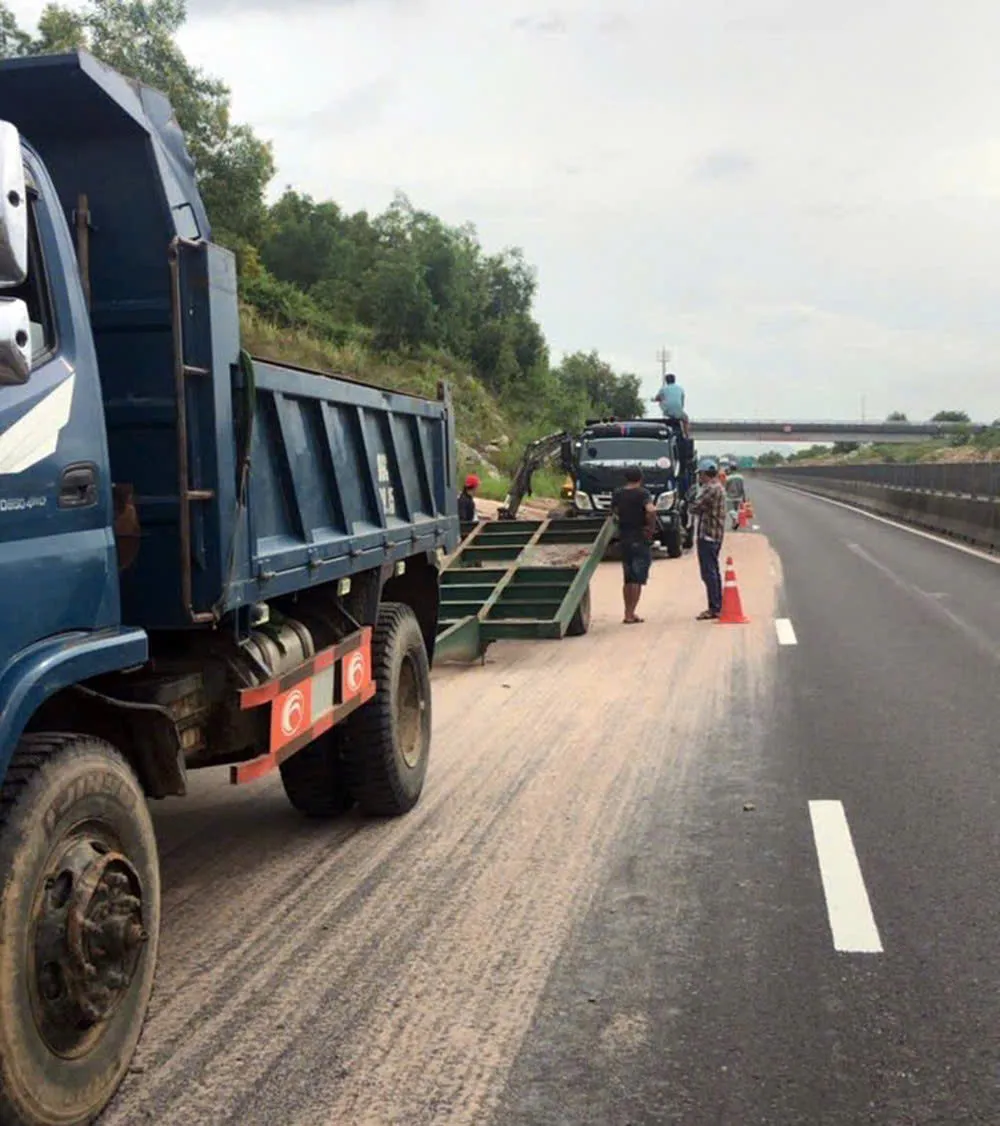 Cát trên đồi tràn xuống cao tốc Vĩnh Hảo - Phan Thiết gây cản trở giao thông- Ảnh 1. Cát trên đồi tràn xuống cao tốc Vĩnh Hảo - Phan Thiết gây cản trở giao thông- Ảnh 1.