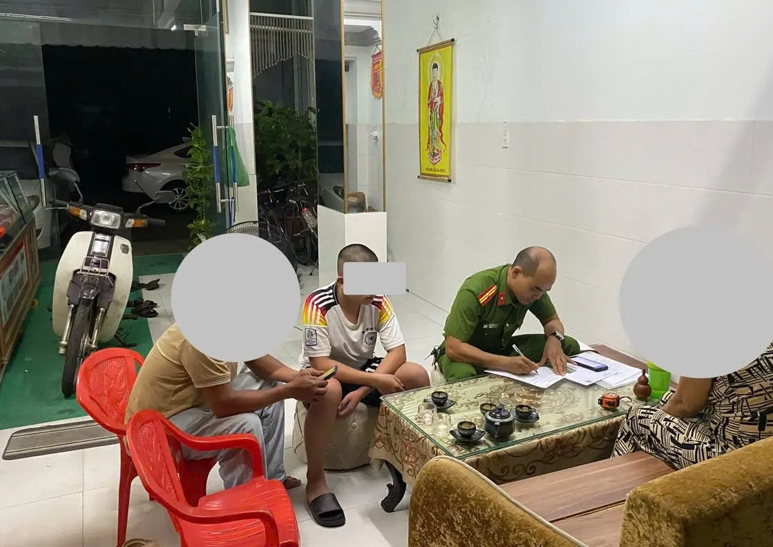 Hai thiếu niên khống chế nạn nhân, chiếm đoạt dây chuyền bạc - Ảnh 1.