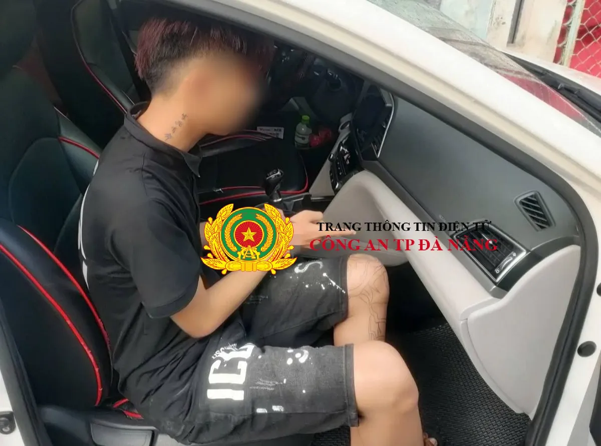 Bộ đôi thanh niên trộm cắp tiền trong ô tô sa lưới  - Ảnh 1.