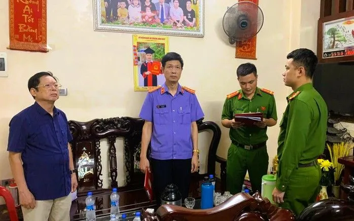 Công an tỉnh Thanh Hóa thi hành lệnh khởi tố, bắt tạm giam Phùng Quang Nghênh liên quan tới vụ án trùm giang hồ Ý "Ẻng". (Ảnh: Công an Thanh Hóa) Công an tỉnh Thanh Hóa thi hành lệnh khởi tố, bắt tạm giam Phùng Quang Nghênh liên quan tới vụ án trùm giang hồ Ý "Ẻng". (Ảnh: Công an Thanh Hóa)