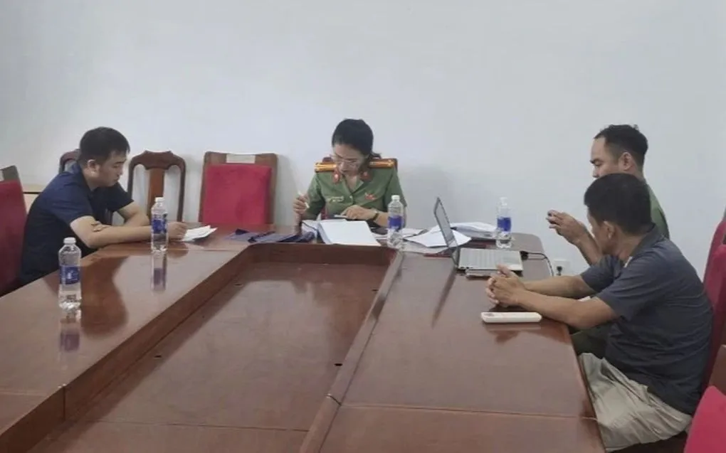 Hai đối tượng L.N.B.T. và P.Đ.L. tại cơ quan công an. (Ảnh: Công an Đà Nẵng) Hai đối tượng L.N.B.T. và P.Đ.L. tại cơ quan công an. (Ảnh: Công an Đà Nẵng)