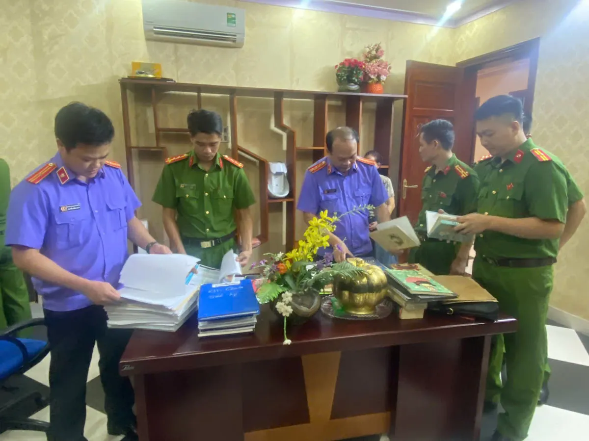 Bắt giám đốc và chủ tịch HĐQT 2 công ty câu kết với trùm giang hồ Ý “Ẻng” - Ảnh 1. Bắt giám đốc và chủ tịch HĐQT 2 công ty câu kết với trùm giang hồ Ý “Ẻng” - Ảnh 1.