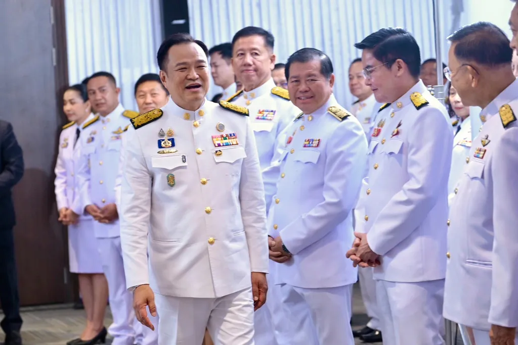 Thủ tướng mới Anutin Charnvirakul trò chuyện với các nghị sĩ đảng Tự hào Thái Lan sau khi nhận sắc lệnh hoàng gia ở Bangkok, ngày 7/9/2025. Thủ tướng mới Anutin Charnvirakul trò chuyện với các nghị sĩ đảng Tự hào Thái Lan sau khi nhận sắc lệnh hoàng gia ở Bangkok, ngày 7/9/2025.