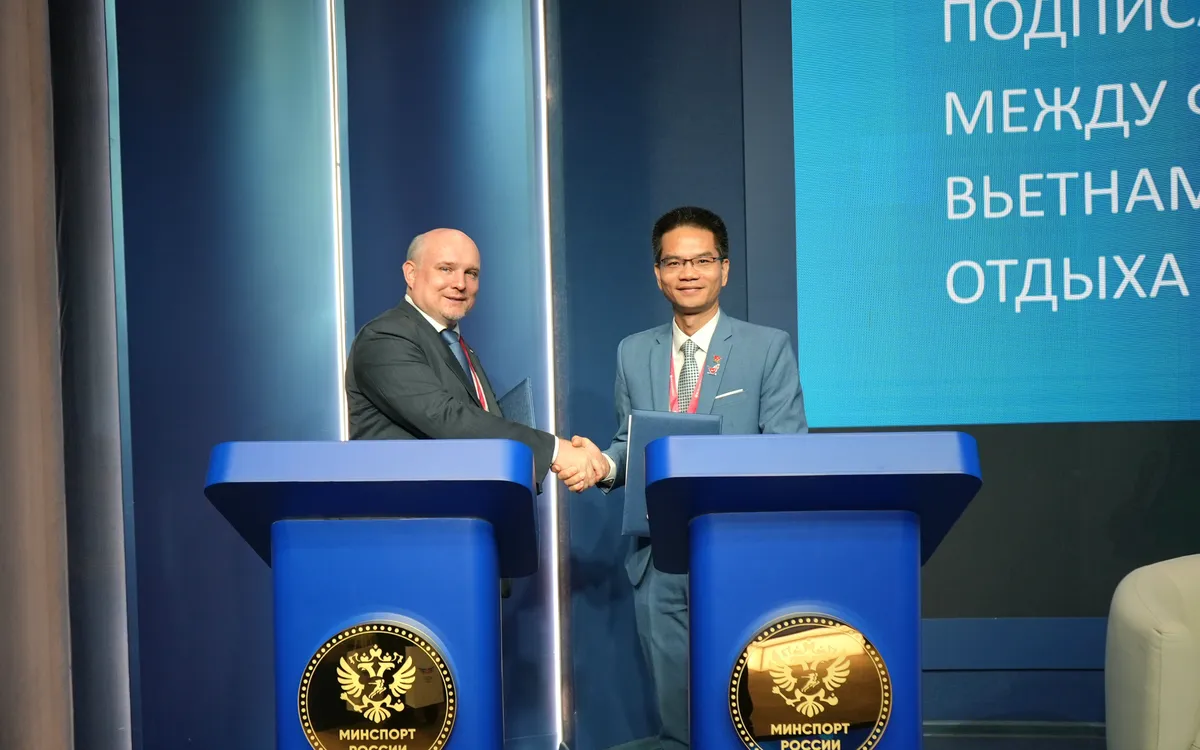Chủ tịch VIRESA Đỗ Việt Hùng (phải) và Chủ tịch RESF Dmitry Smith tại Lễ kí kết thoả thuận hợp tác phát triển giữa VIRESA và RESF