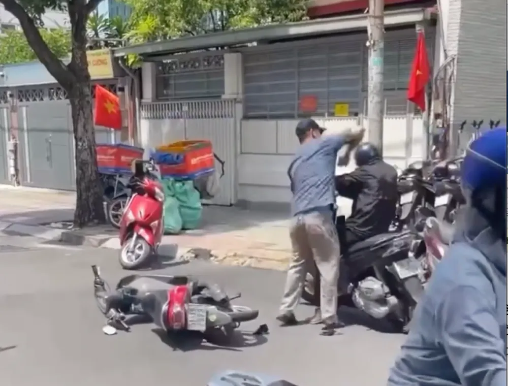 Bắt khẩn cấp người đàn ông gây hấn, vô cớ đánh người trên đường ở TP Hồ Chí Minh  - Ảnh 1.