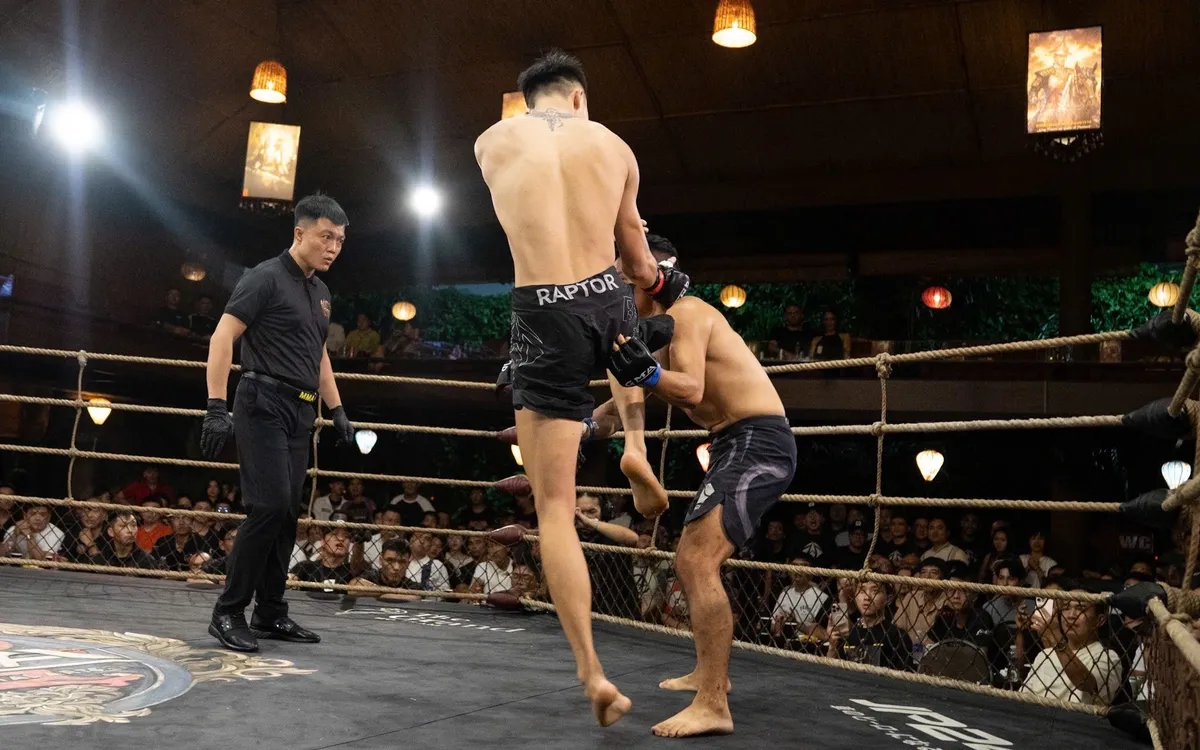 Cơn "mưa đòn" từ Hà Thế Anh khiến Phạm Anh Đức không thể chống đỡ và đành chấp nhận thất bại trong trận tranh đai hạng Mãnh Hổ.