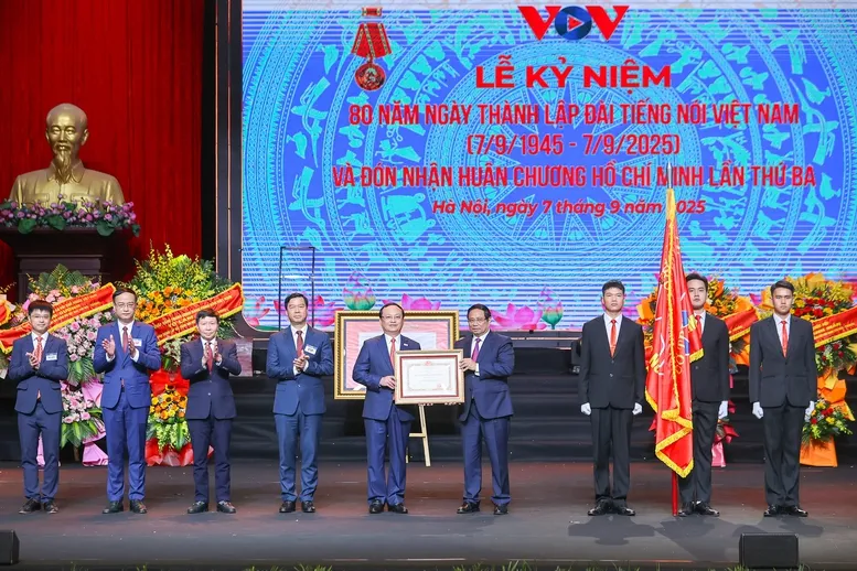 Thủ tướng: Đài Tiếng nói Việt Nam tiếp tục phát huy truyền thống vẻ vang, với tinh thần “thép trong bút, lửa trong tim” - Ảnh 2.