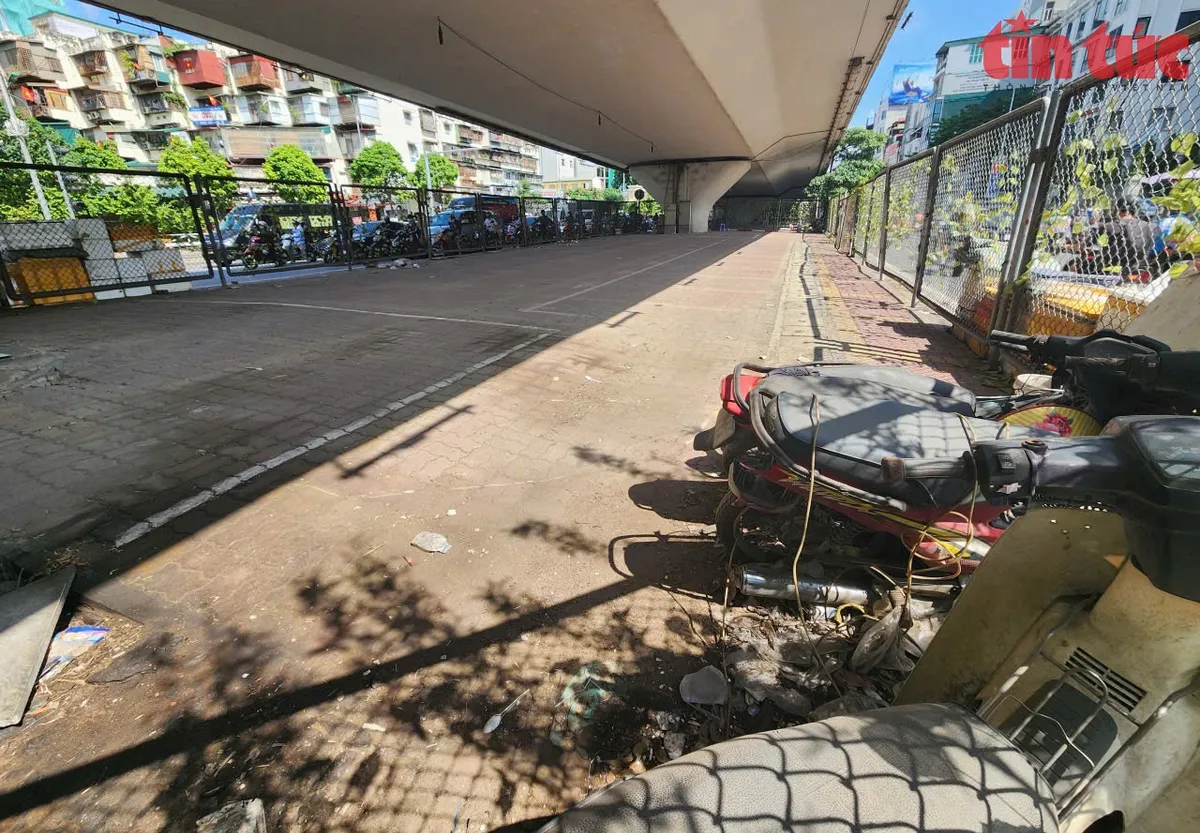 Hà Nội xóa sổ bãi xe dưới gầm cầu Chương Dương, cầu vượt Ngã Tư Vọng - Ảnh 1.