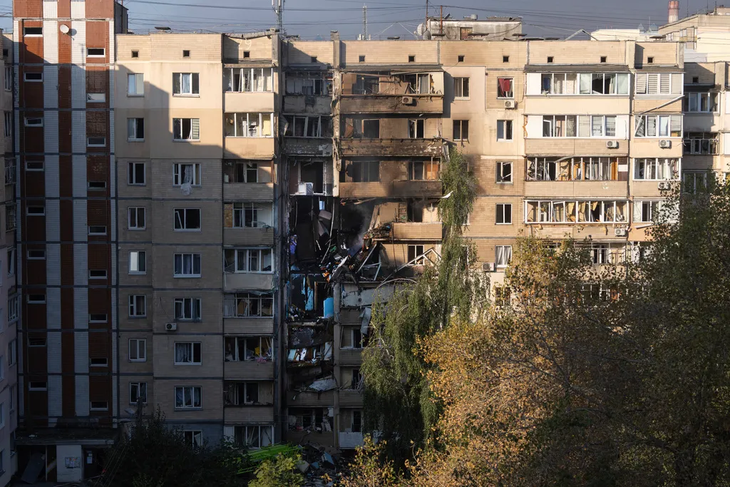 Nga tấn công trụ sở chính phủ Ukraine lần đầu tiên trong cuộc không kích lớn nhất kể từ đầu chiến sự - Ảnh 1.