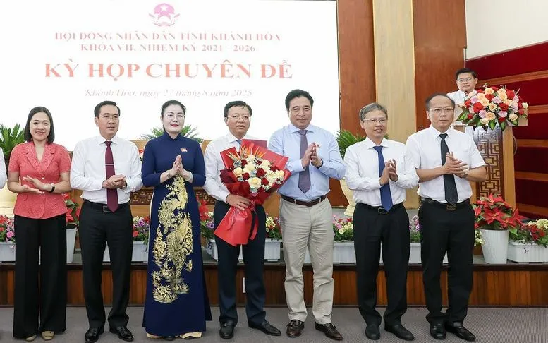 Các đồng chí lãnh đạo tỉnh tặng hoa chúc mừng đồng chí Lê Huyền (cầm hoa). (Ảnh: VGP) Các đồng chí lãnh đạo tỉnh tặng hoa chúc mừng đồng chí Lê Huyền (cầm hoa). (Ảnh: VGP)